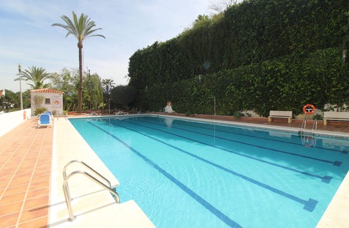 Nueva Andalucia Apartment | 2 bedroom, 3 beds, 2 bathroom apartment, pool, parking, Puerto Banús, Marbella.