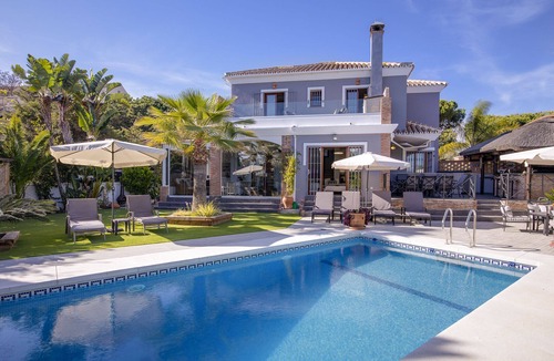 Urbanizacion Pinos Verdes Villa | 4 bed, 4 Ensuite, Heated Pool, A/C, Nr Beach in Marbesa, near Cabopino, Marbella