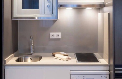Castanos Hotel | 4 Family-Friendly Units w/Kitchen| Near the Riverwalk & Iconic Bilbao Museums