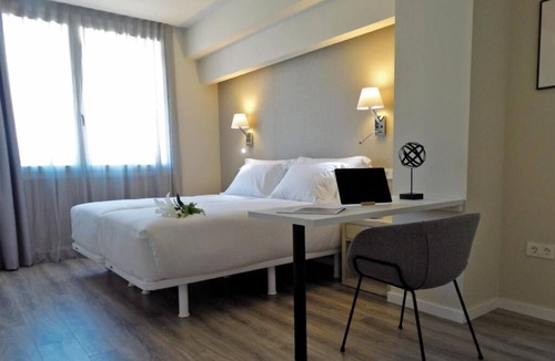 Castanos Hotel | 4 Family-Friendly Units w/Kitchen| Near the Riverwalk & Iconic Bilbao Museums