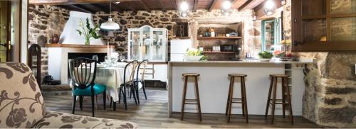 Oza de los Rios House | A Casa dos Avós es una casa de Piedra de 1850 con Piscina y en plena Naturaleza en Galicia