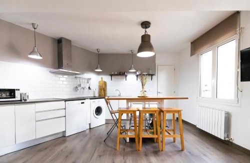 Basurto-Zorroza Apartment | AkomodaT en apartamento luminoso junto al paseo de la ría