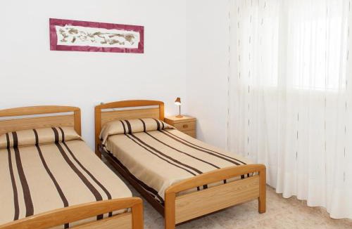 Llanca Apartment | Apartamento con terraza, parking y jardín, a 300m de la playa - ES-228-40
