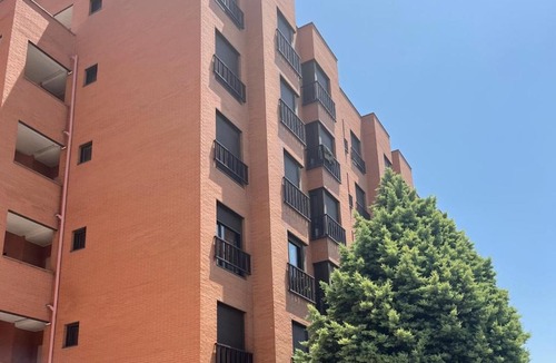 Rejas Apartment | Apartamentos CON PISCINA CERCA FORMULA 1, ESTADIO METROPOLITANO, IFEMA, CLINICA DE NAVARRA Y AEROPUERTO-parking