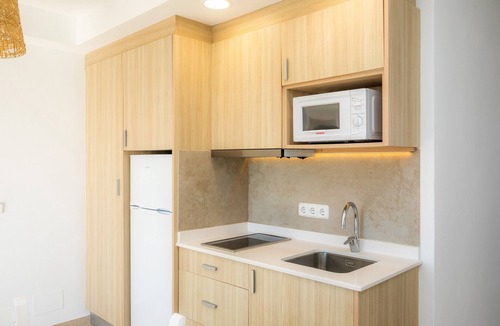 Cala Ferrera Apartment | Apartment 'Aquamarina 6' with Shared Pool, Wi-Fi and Air Conditioning
