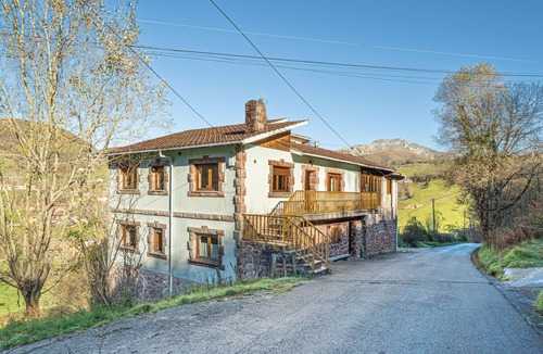 La Robellada House | Apartment 'Casa Geli 1' in La Robellada, Onís – Sleeps 9, Pet-Friendly
