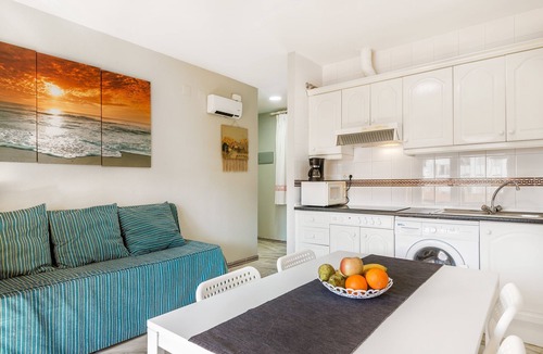 Poblado de Sancti Petri Apartment | Apartment near the Beach with Wi-Fi, Air-Conditioning, Pool, Terrace and Balcony