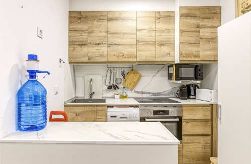 Portbou Apartment | Apartment 'La Pau De Portbou 2' with Balcony, Wi-Fi and Air Conditioning