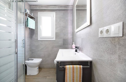 Cadiz Apartment | Apartment 'Piso Moderno Puerta Del Mar' with Balcony, Wi-Fi and Air Conditioning