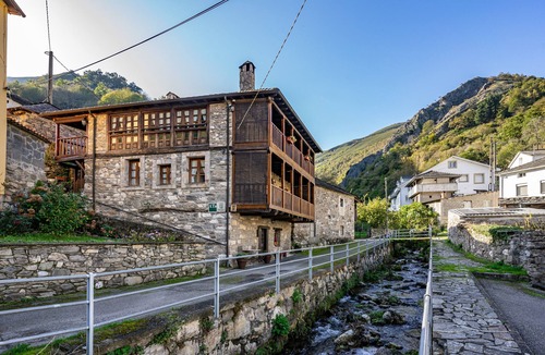 Cangas del Narcea Municipality Apartment | Apartment 'Remolín' with Mountain View and Wi-Fi