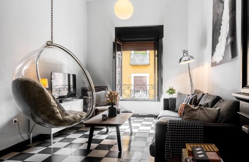 Santa Cruz Apartment | Apartment 'Sevilla A Los Pies De La Giralda' with Balcony, Wi-Fi and Air Conditioning