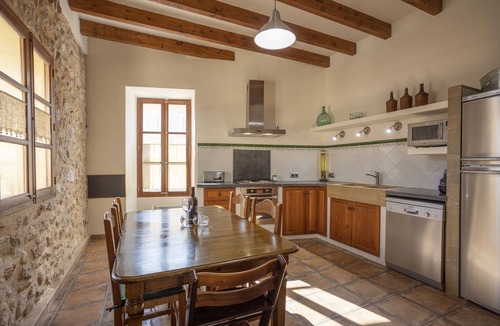 Binissalem Ski Chalet | Authentic Majorcan house with 3 bedrooms, 3 bathrooms, wifi and pool