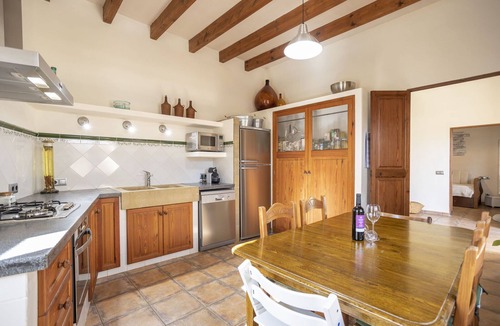 Binissalem Ski Chalet | Authentic Majorcan house with 3 bedrooms, 3 bathrooms, wifi and pool