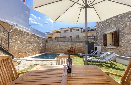 Binissalem Ski Chalet | Authentic Majorcan house with 3 bedrooms, 3 bathrooms, wifi and pool