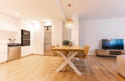 el Mercadal Apartment | Bravissimo Sirenes, 2-bedroom apartment in central Girona