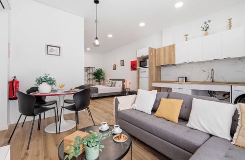 Torrefiel Apartment | Bright Loft | Fully Equipped | Smart TV | AC | Sleeps 2
