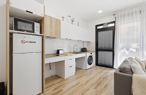 Torrefiel Apartment | Bright Loft | Fully Equipped | Smart TV | AC | Sleeps 2
