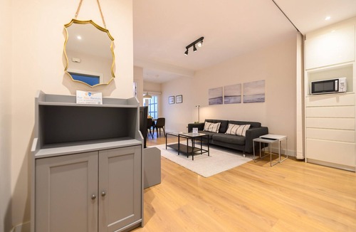 Ciudad Jardin Apartment | Bright one-bedroom flat with excellent amenities