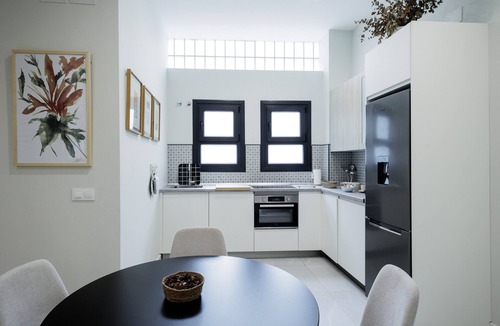 Los Remedios House | Casa Almoguera. Modern apartment in a prime location near Seville city center