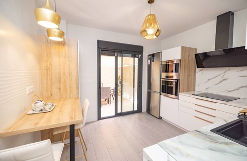 La Rinconada House | Casa Flor del Rocío – Seville – 4 Bedrooms for 8 – AC Throughout – Terrace & Parking