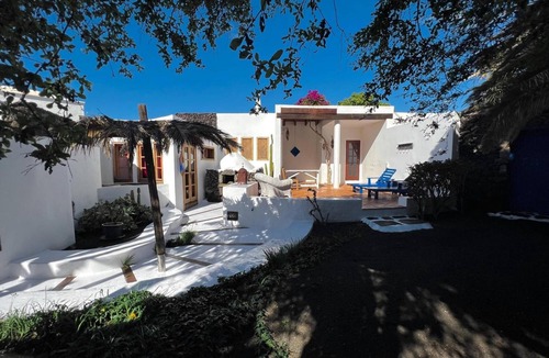 Uga Apartment | Casa 'Hibisco' with Dreamy Garden – A Stylish Retreat for Peace, Nature & Enjoyment