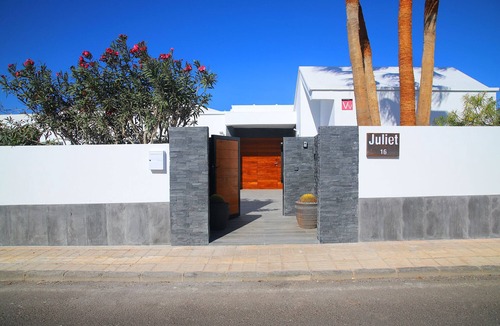 Puerto del Carmen Villa | Casa Juliet,5 Bedrooms 4 Bathrooms. sleeps 12 persons.heated pool.free air con.