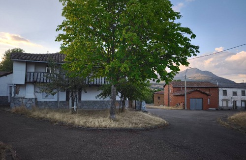 Cebanico House | Casa Picos de Europa, Riaño: Rural House with Wi-Fi in a Natural Setting
