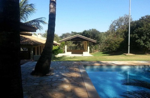 Campinas House | Chacara Recanto dos Sonhos is a refuge surrounded by nature and lost from view.