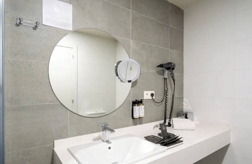 Castanos Hotel | City Studio w/Washer + Kitchen for Comfortable Bilbao Getaways