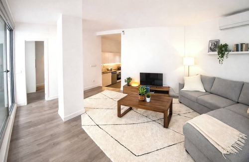 Usera Apartment | Contemporary Chic with Expansive Sun Patio