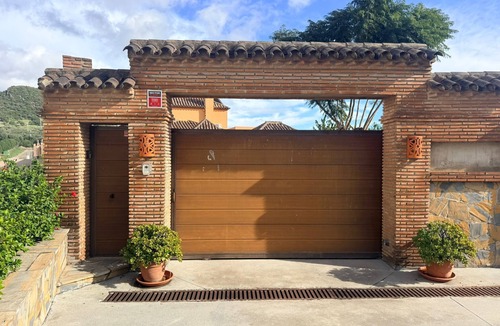 Estepona Ski Chalet | Cortijo Valadez - Encanto rural con piscina, jacuzzi y vistas en Casares