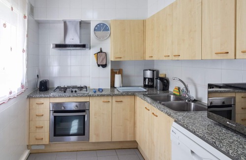 Llanca Apartment | Cosy Apartment in Town, 800m from Port Beach - A/C, Dishwasher, Near Main Square
