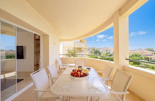 Elviria Apartment | Cubo's Luxury Golf Apartment Marbella & Parking/communal pool/golf/free wifi