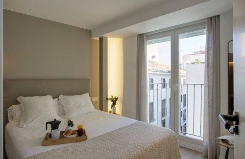 Valencia City Centre Apartment | Discover this bright 100m² apartment in the heart of Valencia, where modern design and comfort combine to offer you an unforgettable stay. Accommodating up to eight people, the home features three bedrooms (one with a double bed, two with single beds),