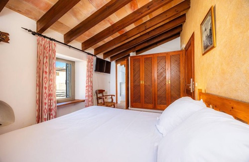 Sineu Hotel | Double Room with Shared Pool, Wi-Fi and Air Conditioning