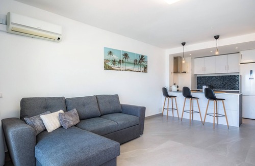 Calvia Apartment | First Line Cosy Apartment with Sea Views, Wi-Fi and Air Conditioning