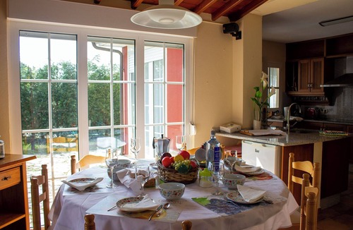 Teo Villa | Galicia: Comfortable villa with large garden and pool near Santiago.