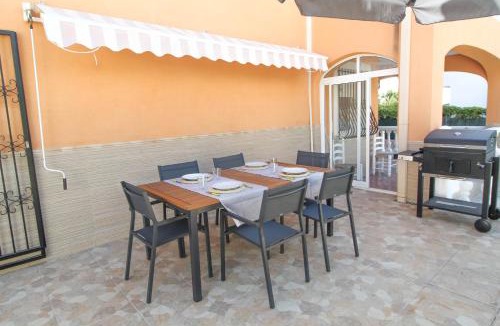 L'Albufereta Villa | Great villa, Sea views, 20 secs walk to the beach, BBQ, 9 people, 5 mins car from Alicante city center, sailing club 3 mins walk