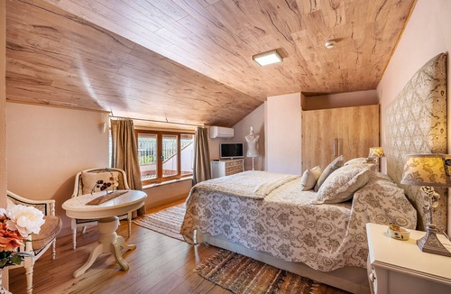 La Zubia House | Guest House 'Cumbres Verdes - Laurel De La Reina' with Mountain View, Wi-Fi and Air Conditioning
