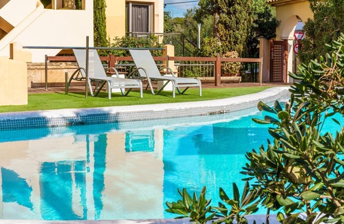 Cala Ferrera Apartment | Holiday Apartment ‘Ferrera Luxe Apartamento 817’ close to the Beach with Pool, Wi-Fi, A/C, Balcony, Terrace & Garden; Street Parking Available