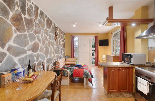 San Cristobal de La Laguna Apartment | Holiday Apartment 'Mario' with Mountain Views, Wi-Fi and Air Conditioning