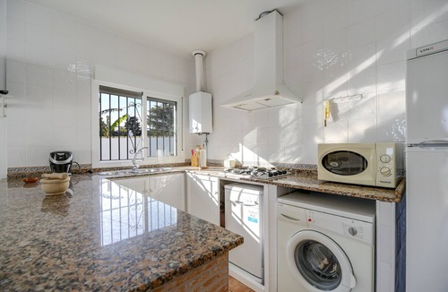 Conil de la Frontera House | Holiday Home "Los Paraisos 1" with Wi-Fi, Garden, Terrace & Shared Pool