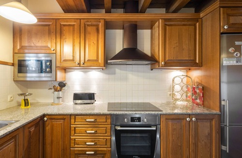 Bellver de Cerdanya House | Holiday Home 'Jose' with Mountain View, Shared Pool and Wi-Fi