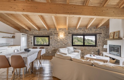 Ogassa House | Holiday Home 'Mas Fogonella' with Mountain Views, Private Terrace and Wi-Fi