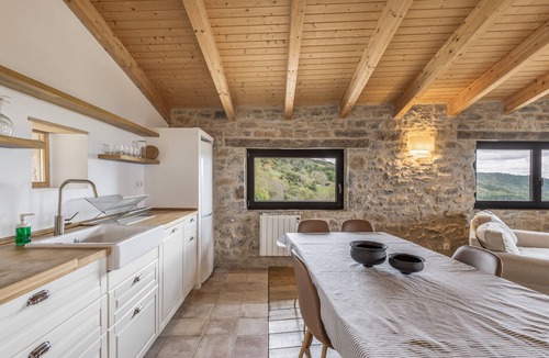 Ogassa House | Holiday Home 'La Calma' with Mountain Views, Shared Garden and Wi-Fi