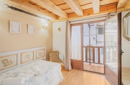 Pedro Bernardo House | Holiday Home 'La Casa De La Golondrina' with Balcony and Air Conditioning