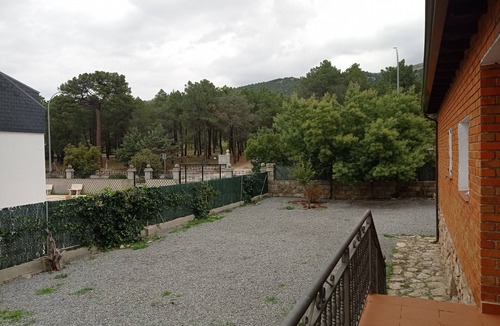 El Barraco House | Holiday Home 'Los Madroños' with Mountain View, Private Terrace and Private Garden