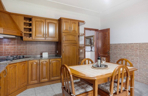 Uga House | Holiday Home 'Unit 2' with Mountain View and Wi-Fi