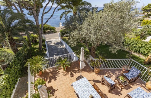 Alcanada Ski Chalet | House on the beachfront with 4 bedrooms, 2 bathrooms and barbecue