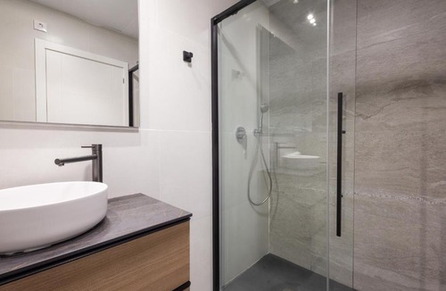 Patraix Apartment | J Center Apartments - Patraix - AC & WiFi - 10 min City Center